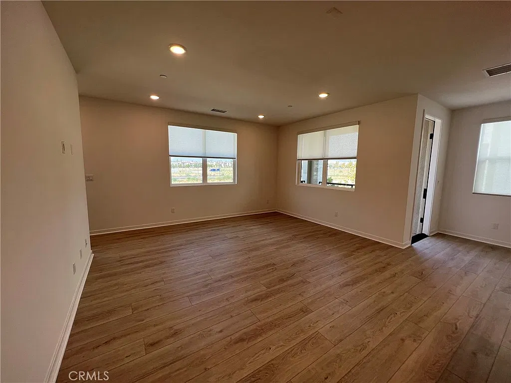 3 bed, 3.5 bath, 2138 sqft, $3,300 — Photo 4