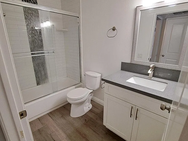 5718 Camellia Ave #107 — Photo 23