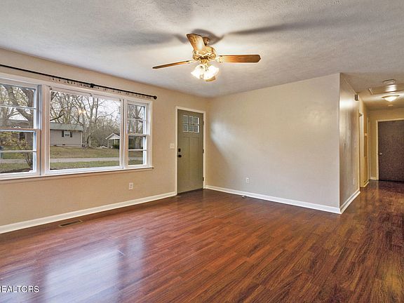 2nd image of 252 Ivanhoe Ln