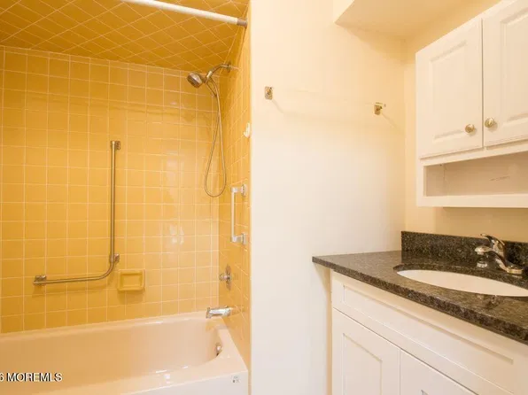 11 Western Reach, Red Bank, NJ 07701