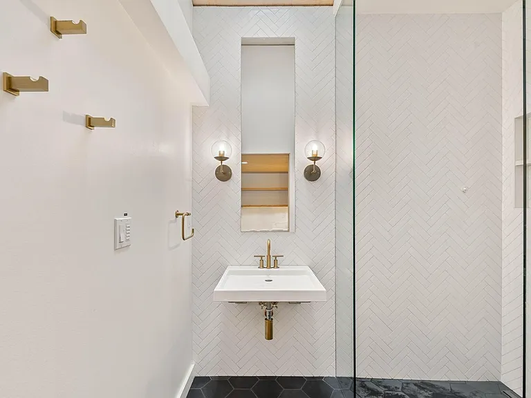 6358 NE 37th Ave — Photo 22