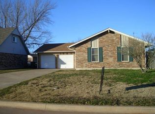 1021 NW 1st St, Moore, OK 73160