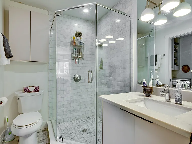 1 Bed - Custom Marble Bathroom