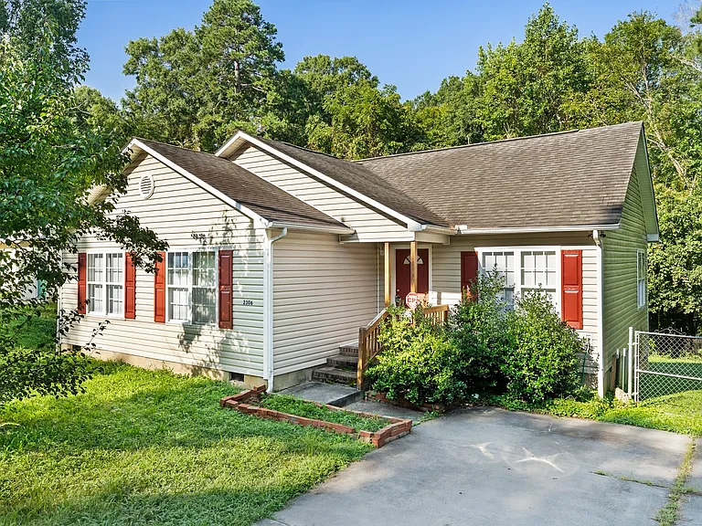 2306 N Oak Ridge Blvd — Photo 1