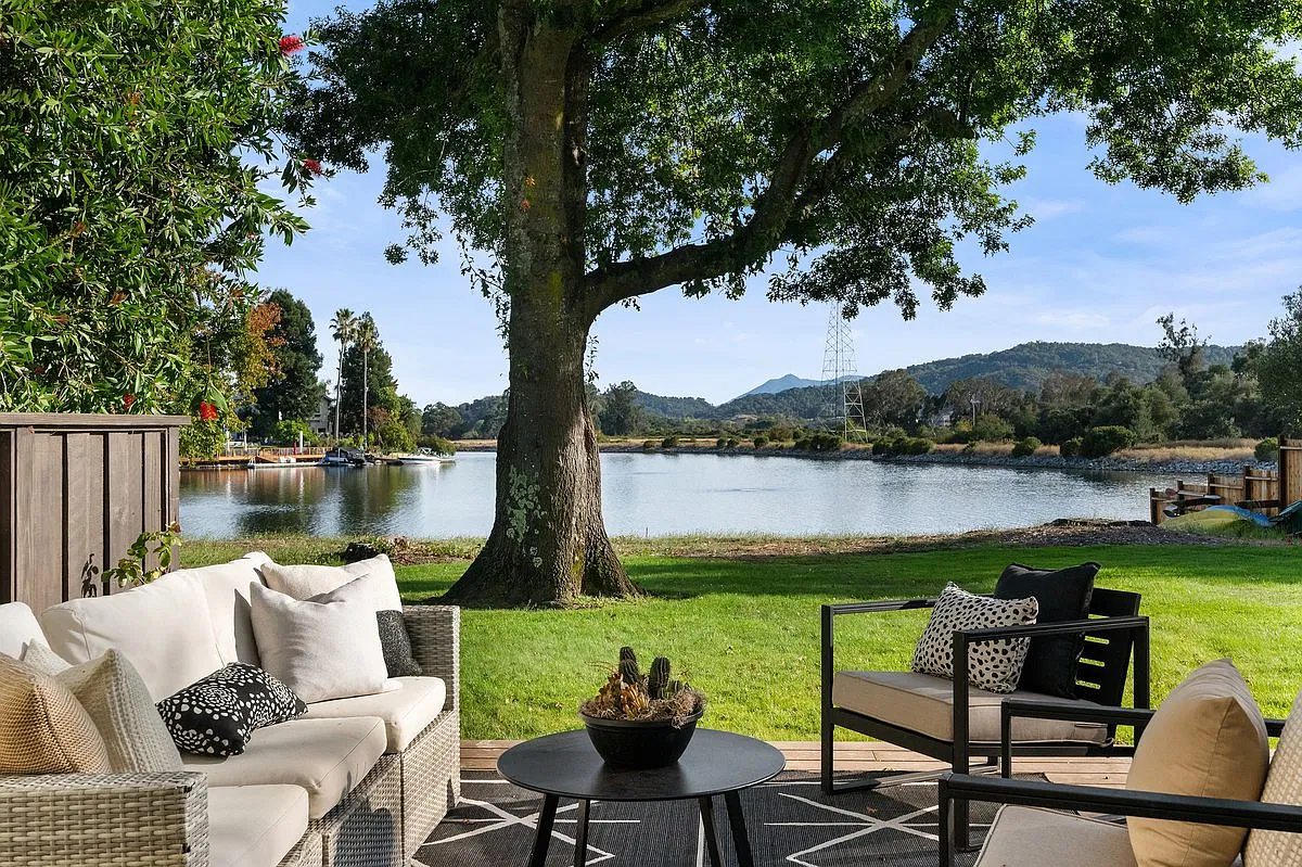 2 bed, 1.5 bath, 1370 sqft, $4,900 — Photo 1