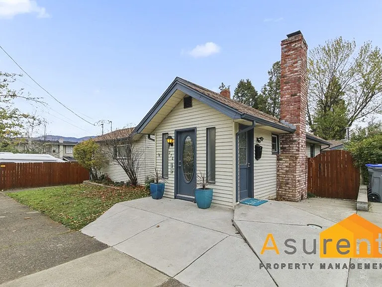 270 Morton St — Photo 2