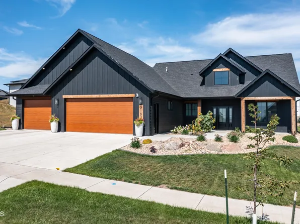 2102 Tule Ln, Bismarck, ND 58503