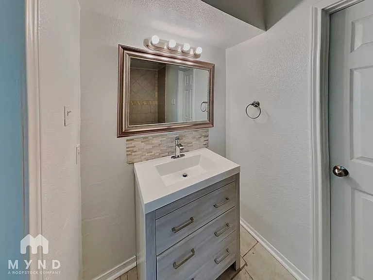 461 NW Charlyne Dr — Photo 8