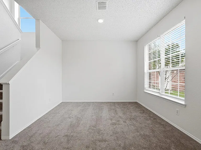 725 Parkford Ln — Photo 3