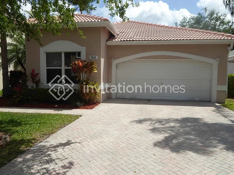7586 NW 60th Ln — Photo 1