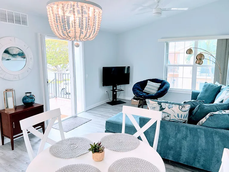 647 Waterside Dr — Photo 4