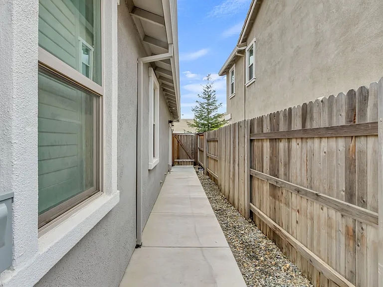 800 Daggerwing Ct — Photo 50