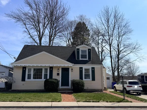 17 Columbus Ave, North Providence, RI 02911