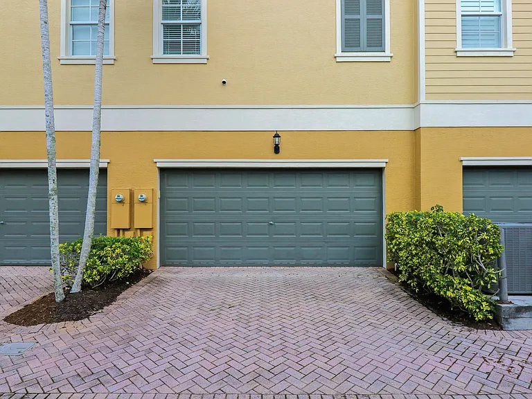 123 E Thatch Palm Cir — Photo 25