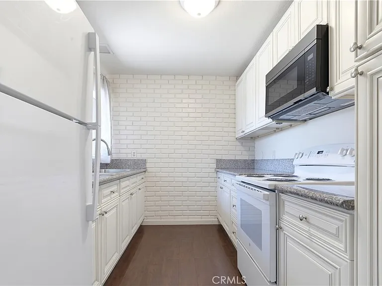 1067 S Citron St — Photo 9