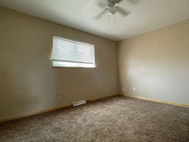 1932 W Plum St — Photo 2
