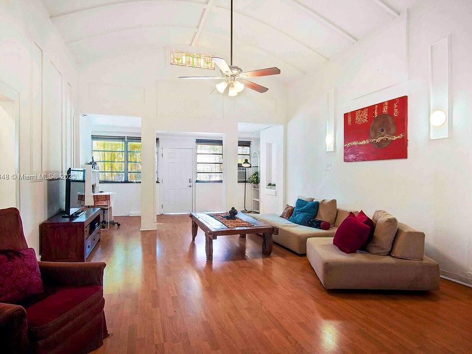 1st image of 205 NE 27th St #205