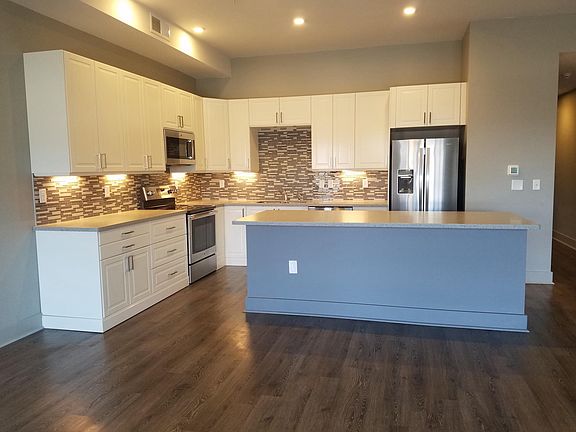 Seating at the island too.