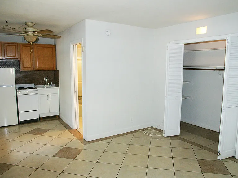 2031 SE 5th St #6 — Photo 10