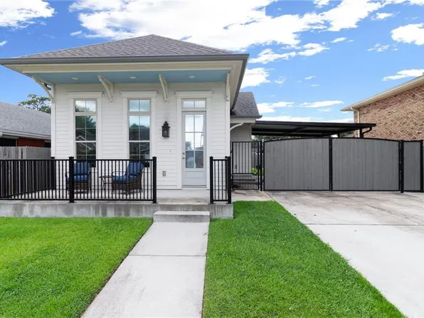 2028 Charles Dr, Chalmette, LA 70043