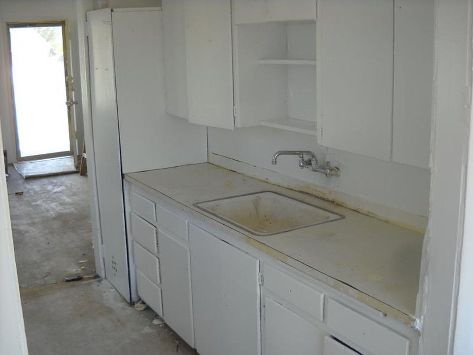 2nd image of 105 N Independence St