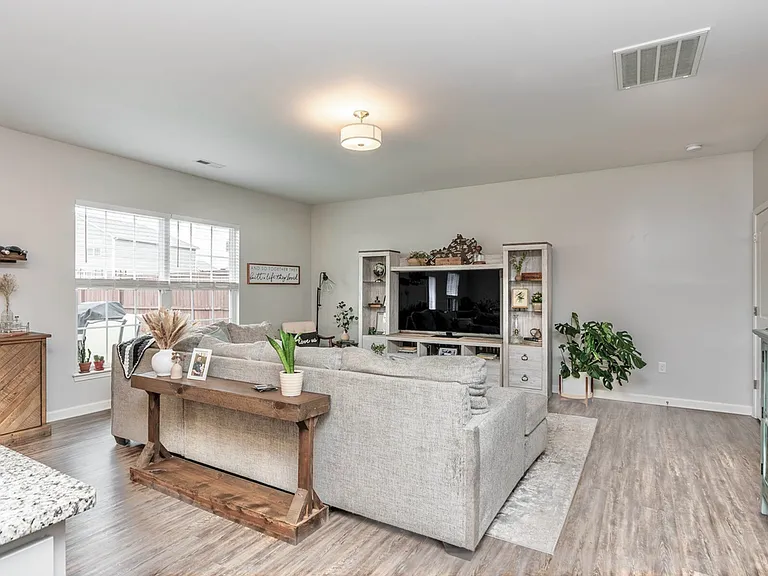 124 Travis Way — Photo 4