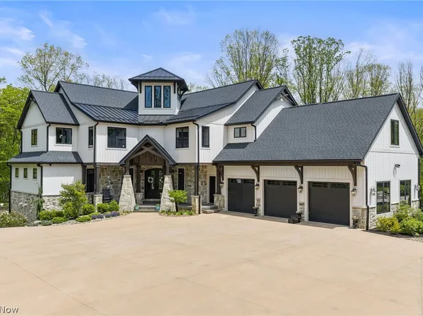 2051 Ridge Rd, Hinckley, OH 44233