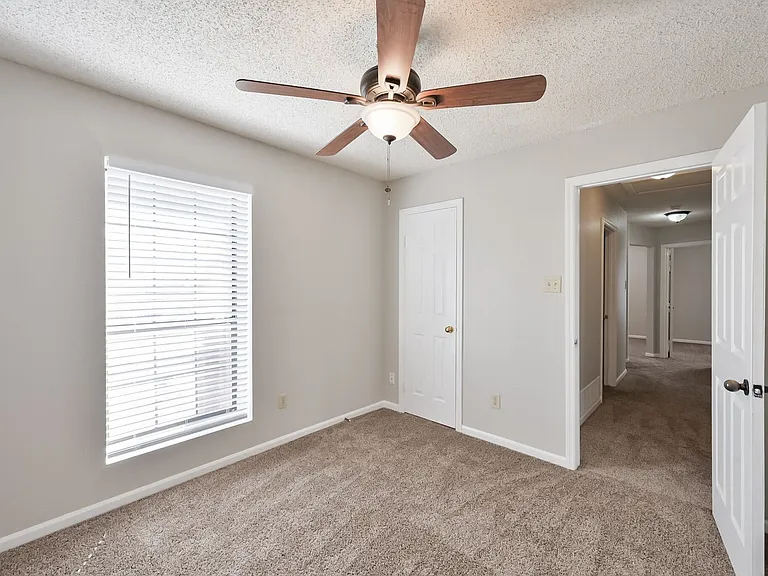 1521 Stratford Dr — Photo 34