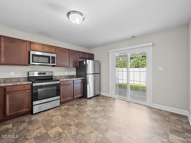 217 E Murrow Ln — Photo 6