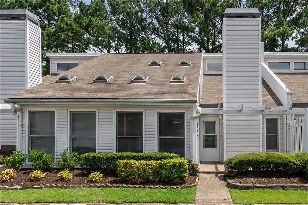 3 bed, 2.0 bath, 1346 sqft, $2,300 — Photo 1