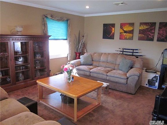 4th image of 40 Strathmore Village Dr
