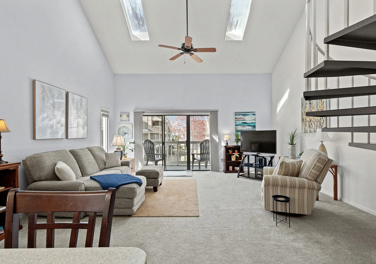 Fully Furnished 2-Bedroom Condow/ pool| Flexible Lease Terms — Photo 3