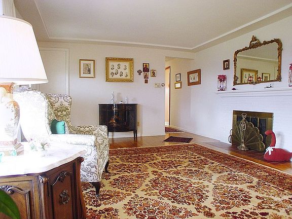 5th image of 1305 N Heatherwood E