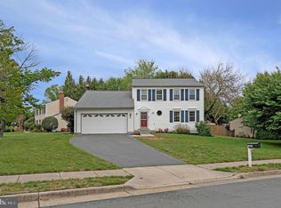 1603 Hiddenbrook Dr, Herndon, VA 20170