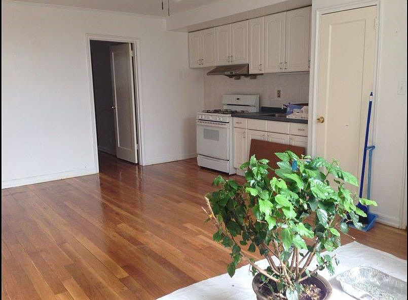 1st image of 1295 Shore Parkway Walk In