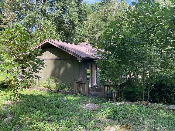 3rd image of 636 Dark Hollow Road