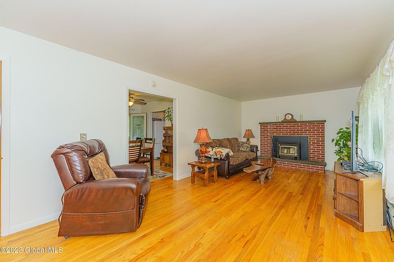 5th image of 130 Robert Street
