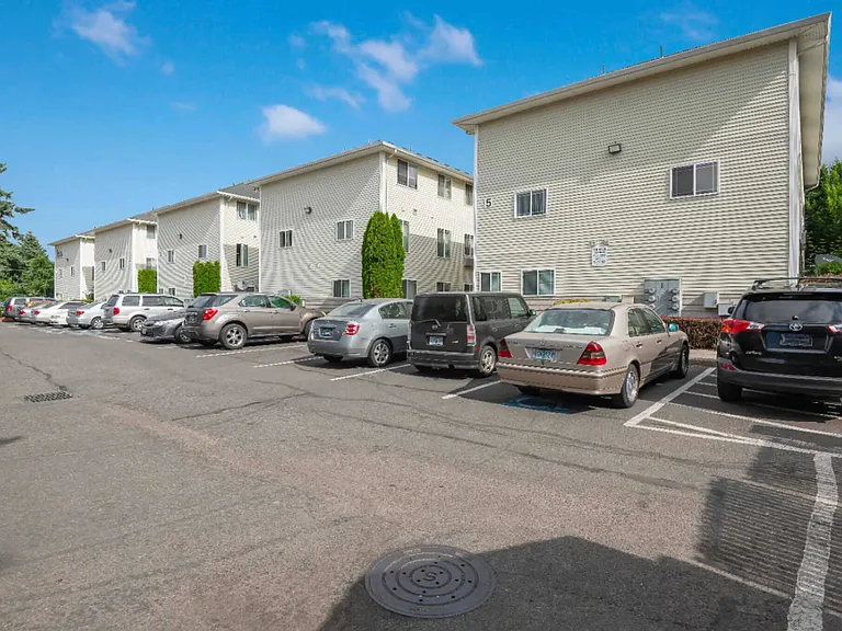 Raven Apartments — Photo 23