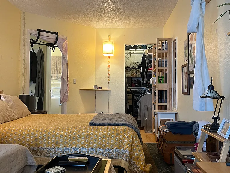 Bed/Closet