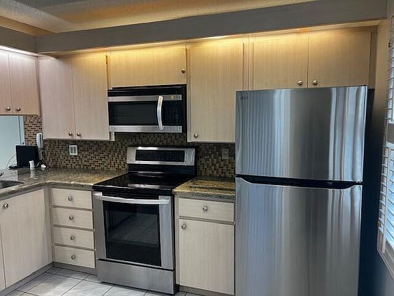 3rd image of 4701 Roxbury Ct