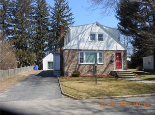 14 Woburn Rd E, Rumford, RI 02916