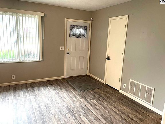 3rd image of 862 Hemlock Dr