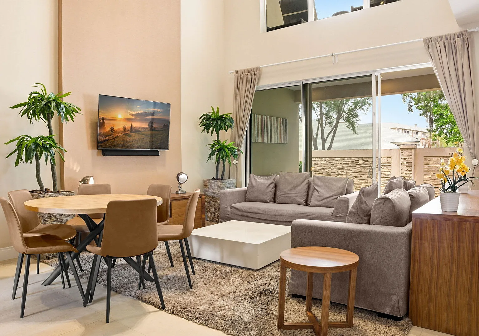 Chic 3BR Retreat, Patio with BBQ, all suites — Photo 1