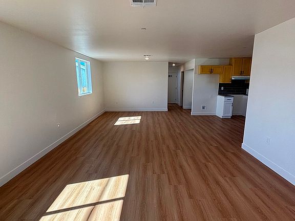 3rd image of 815 1/2 E 111th St