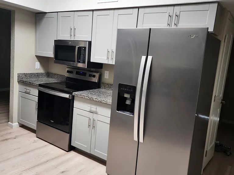 648 Suffolk Dr — Photo 1