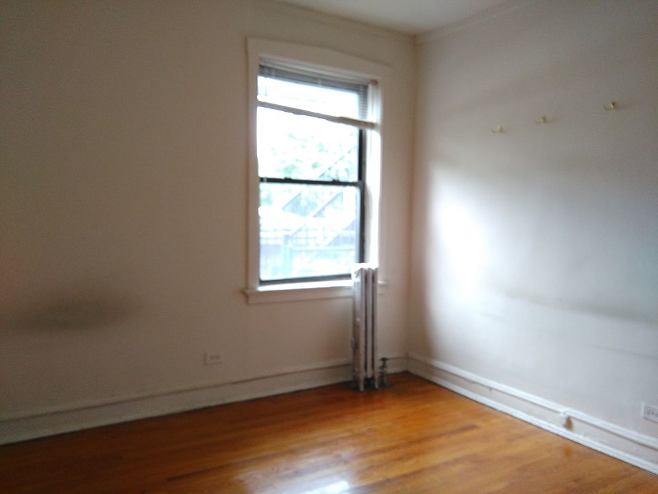 2nd image of 1728 W Thome Ave #2