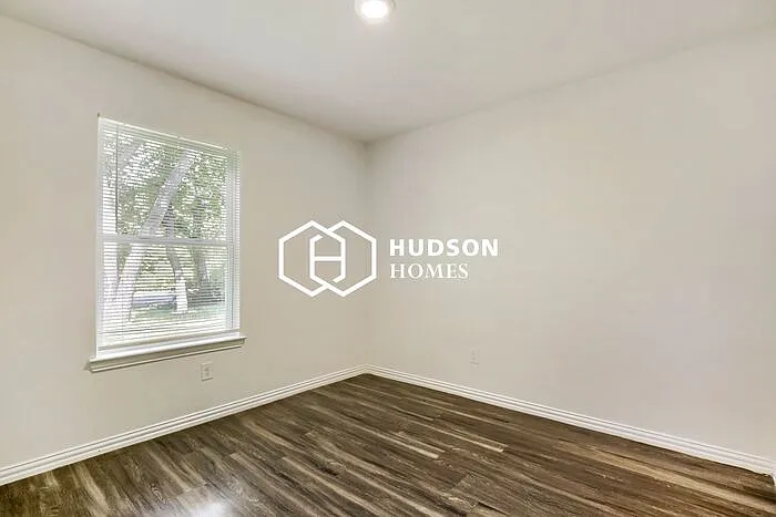 5908 Oakdale Dr — Photo 7
