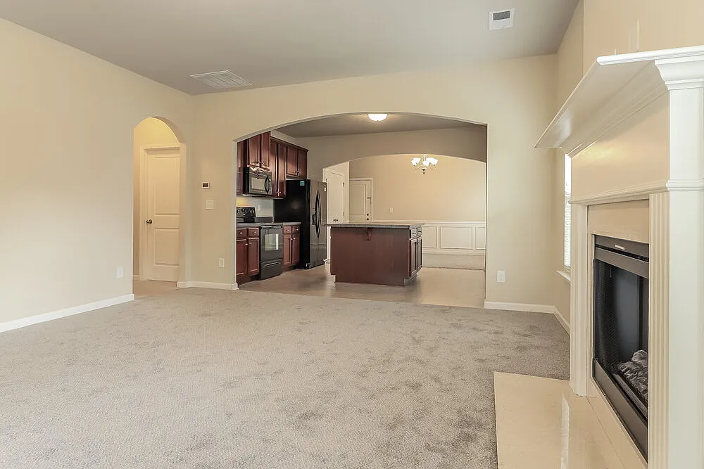 3 bed, 2.0 bath, 1484 sqft, $2,100 — Photo 3