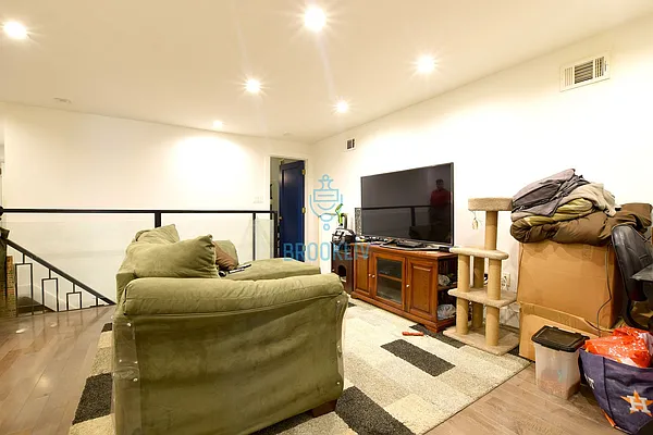 Rented by null | media 44