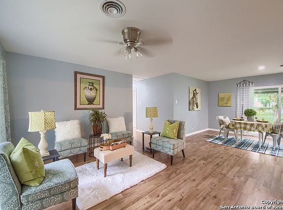 4th image of 4906 Creekmoor Dr